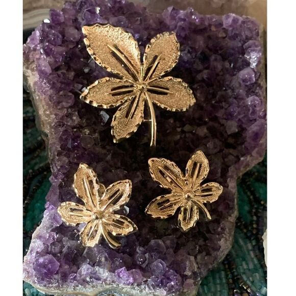 Sarah Coventry Petal Brooch and Earrings set, in Gold wash, Stamped - Picture 1 of 5